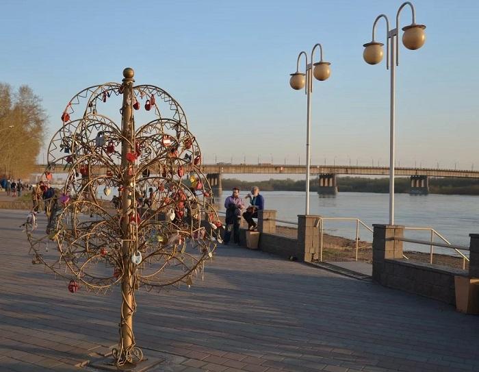 Скульптура «Дерево любви» (Омск)